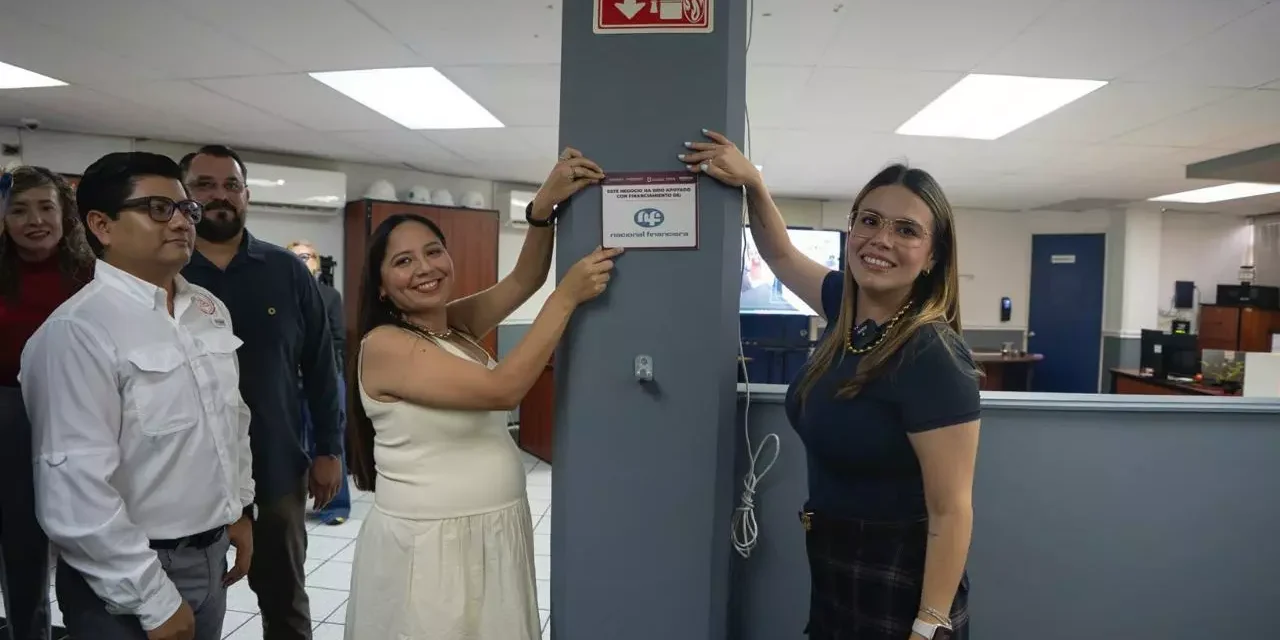 ANA MIRIAM RAMOS ENTREGA EL DISTINTIVO IMPULSO NAFIN A LA EMPRESA JOFIRE
