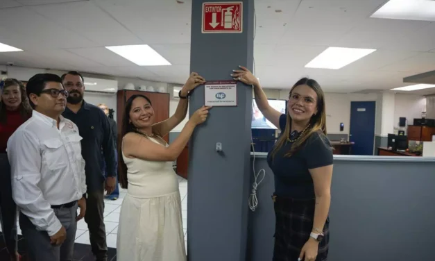 ANA MIRIAM RAMOS ENTREGA EL DISTINTIVO IMPULSO NAFIN A LA EMPRESA JOFIRE