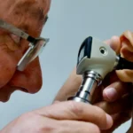 OTORGA BENEFICENCIA PÚBLICA VIBRADORES ÓSEOS A PACIENTES CON PROBLEMAS AUDITIVOS