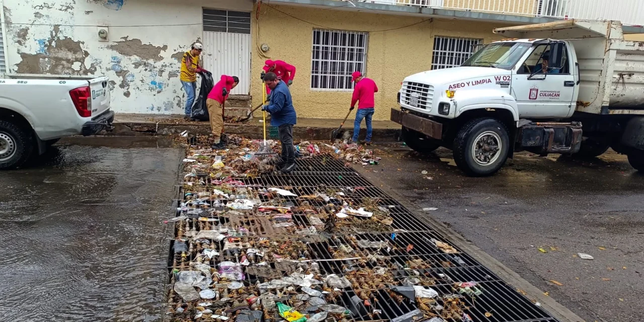 RETIRAN 1.5 TONELADAS DE BASURA DE REJILLAS Y BOCATORMENTAS TRAS LLUVIAS EN CULIACÁN