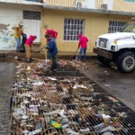 RETIRAN 1.5 TONELADAS DE BASURA DE REJILLAS Y BOCATORMENTAS TRAS LLUVIAS EN CULIACÁN