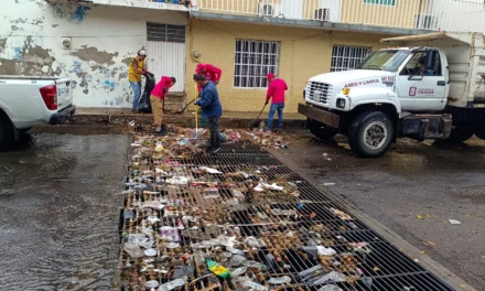 RETIRAN 1.5 TONELADAS DE BASURA DE REJILLAS Y BOCATORMENTAS TRAS LLUVIAS EN CULIACÁN
