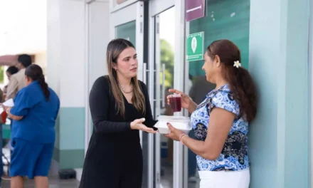ANA MÍRIAM RAMOS LLEVA APOYO Y SOLIDARIDAD A FAMILIAS DEL HOSPITAL DE LA MUJER