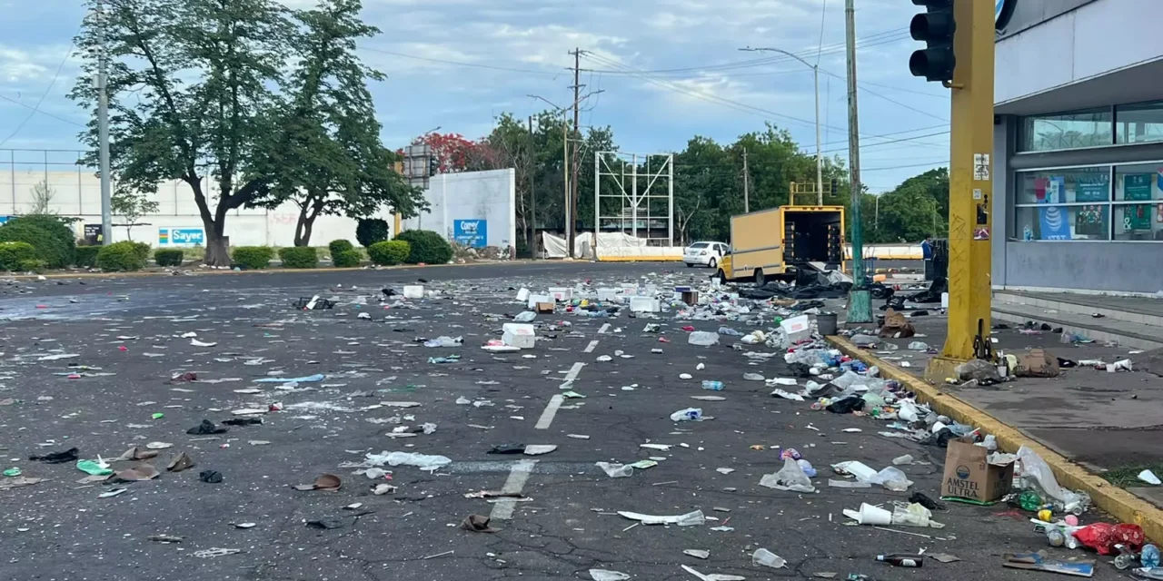 PERSONAL DEL AYUNTAMIENTO DE CULIACÁN RECOLECTÓ 6 TONELADAS DE BASURA EN LA GLORIETA CUAUHTÉMOC, TRAS LA CONCENTRACIÓN DE AFICIONADOS