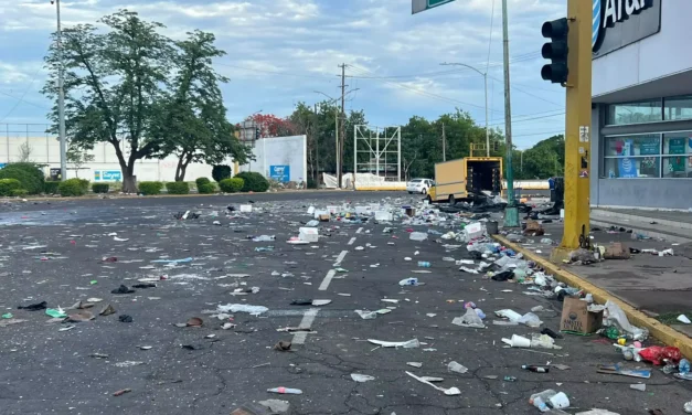 PERSONAL DEL AYUNTAMIENTO DE CULIACÁN RECOLECTÓ 6 TONELADAS DE BASURA EN LA GLORIETA CUAUHTÉMOC, TRAS LA CONCENTRACIÓN DE AFICIONADOS