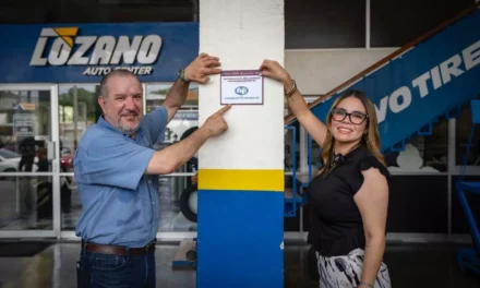 ENTREGA ALCALDESA ANA MIRIAM RAMOS APOYO IMPULSO NAFIN A AUTO CENTER LOZANO