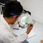 ADRIÁN GONZÁLEZ ESTUDIA EL MUNDO DE LAS BACTERIAS ACUÁTICAS PARA ANTICIPAR RIESGOS AMBIENTALES Y ACUÍCOLAS