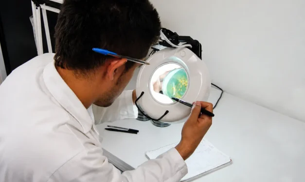 ADRIÁN GONZÁLEZ ESTUDIA EL MUNDO DE LAS BACTERIAS ACUÁTICAS PARA ANTICIPAR RIESGOS AMBIENTALES Y ACUÍCOLAS