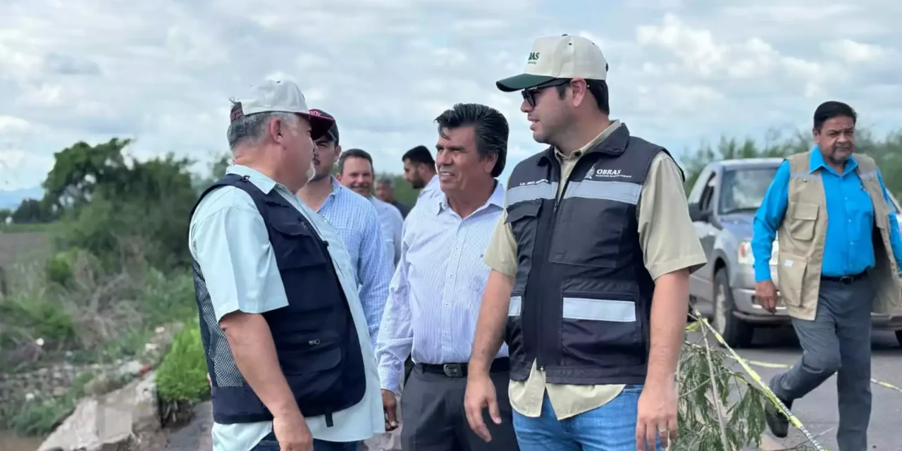 POR INSTRUCCIONES DE LA GOBERNADORA SE ATIENDEN PROBLEMAS QUE DEJARON LAS LLUVIAS EN CARRETERAS DE MOCORITO, EL FUERTE Y ROSARIO