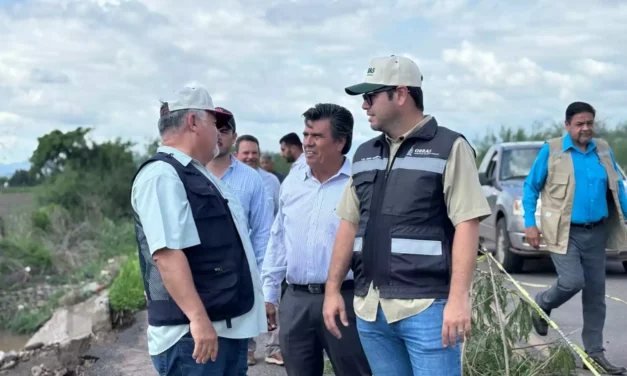 POR INSTRUCCIONES DE LA GOBERNADORA SE ATIENDEN PROBLEMAS QUE DEJARON LAS LLUVIAS EN CARRETERAS DE MOCORITO, EL FUERTE Y ROSARIO