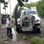 LEVANTAR TAPAS DE ALCANTARILLAS, MALA PRÁCTICA QUE AFECTA EL DRENAJE SANITARIO: JAPAC