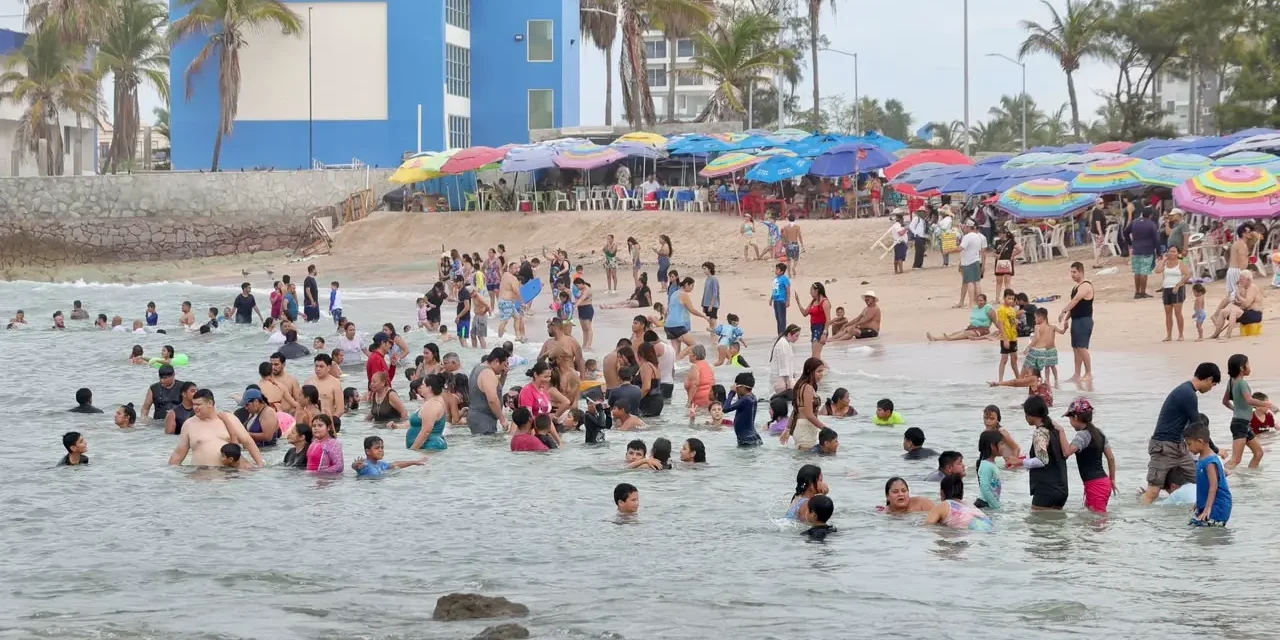 TURISTAS DISFRUTAN DEL VERANO EN MAZATLÁN