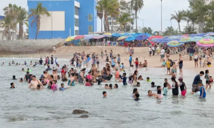 TURISTAS DISFRUTAN DEL VERANO EN MAZATLÁN
