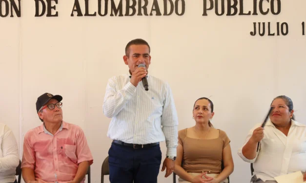 DR. JORGE BOJÓRQUEZ PONE EN MARCHA OBRA DE ALUMBRADO PÚBLICO EN MONTE CALVARIO