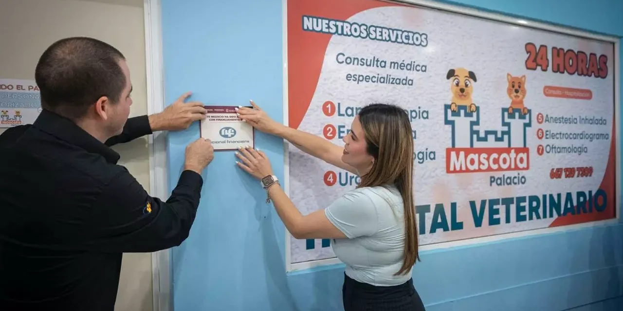 ANA MIRIAM RAMOS ENTREGA DISTINTIVO NAFIN A VETERINARIA MASCOTA PALACIO