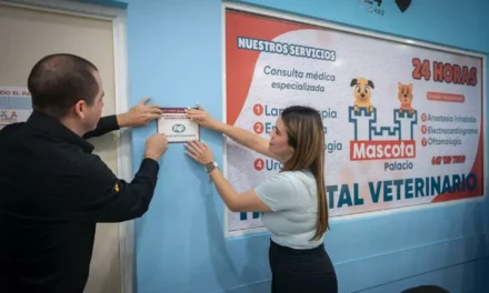 ANA MIRIAM RAMOS ENTREGA DISTINTIVO NAFIN A VETERINARIA MASCOTA PALACIO
