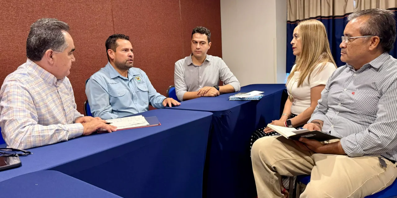 REALIZAN ENCUENTRO EL RECTOR JESÚS MADUEÑA Y LÍDERES DEL SUNTUAS
