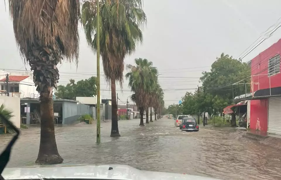 REPORTE PRELIMINAR: LLUVIAS MOVILIZAN A PROTECCIÓN CIVIL Y RESCATAN A 25 PASAJEROS EN CULIACÁN