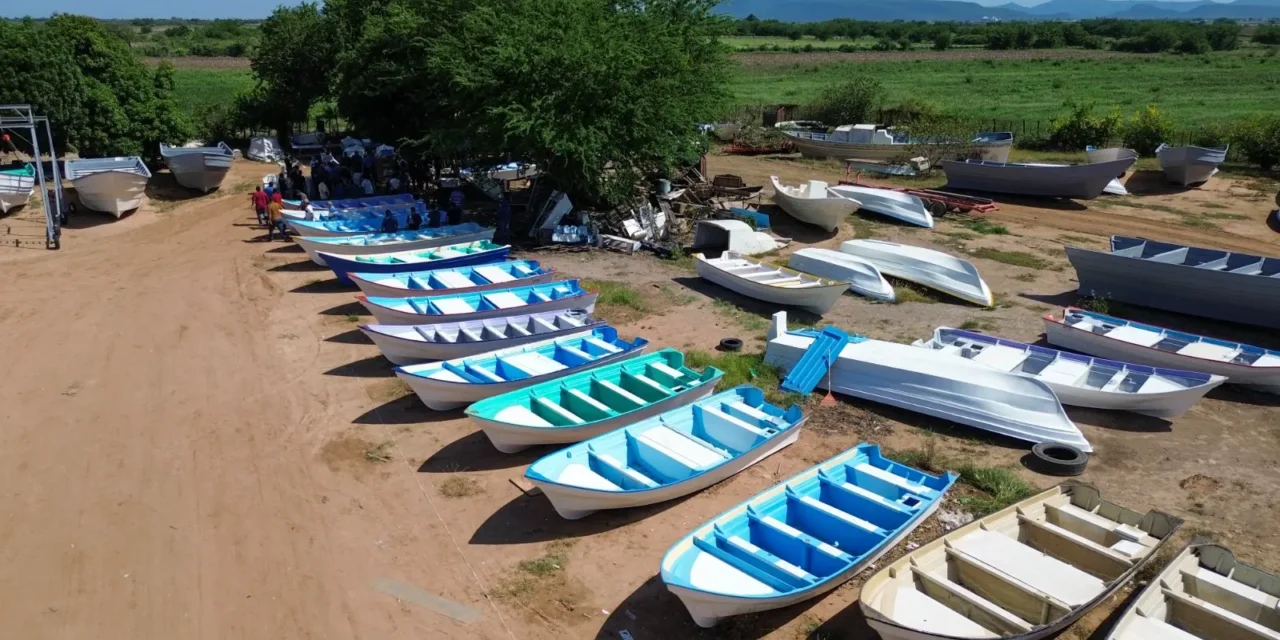 ENTREGAN 40 EMBARCACIONES MENORES A PESCADORAS Y PESCADORES DE CUATRO MUNICIPIOS DE SINALOA