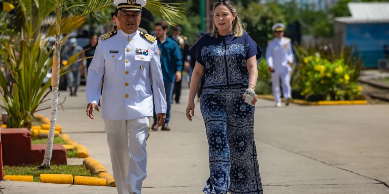 ATESTIGUA GOBERNADORA YERALDINE BONILLA CEREMONIA DE ENTREGA-RECEPCIÓN DEL MANDO DE ARMAS DE LA CUARTA REGIÓN NAVAL