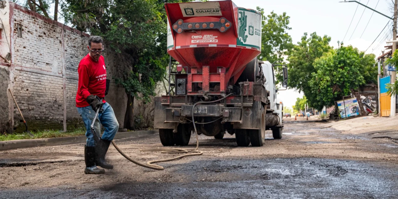 REALIZAN LABORES DE BACHEO EN AVENIDA AZTLÁN PARA MEJORAR CONDICIONES DE MOVILIDAD