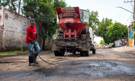 REALIZAN LABORES DE BACHEO EN AVENIDA AZTLÁN PARA MEJORAR CONDICIONES DE MOVILIDAD