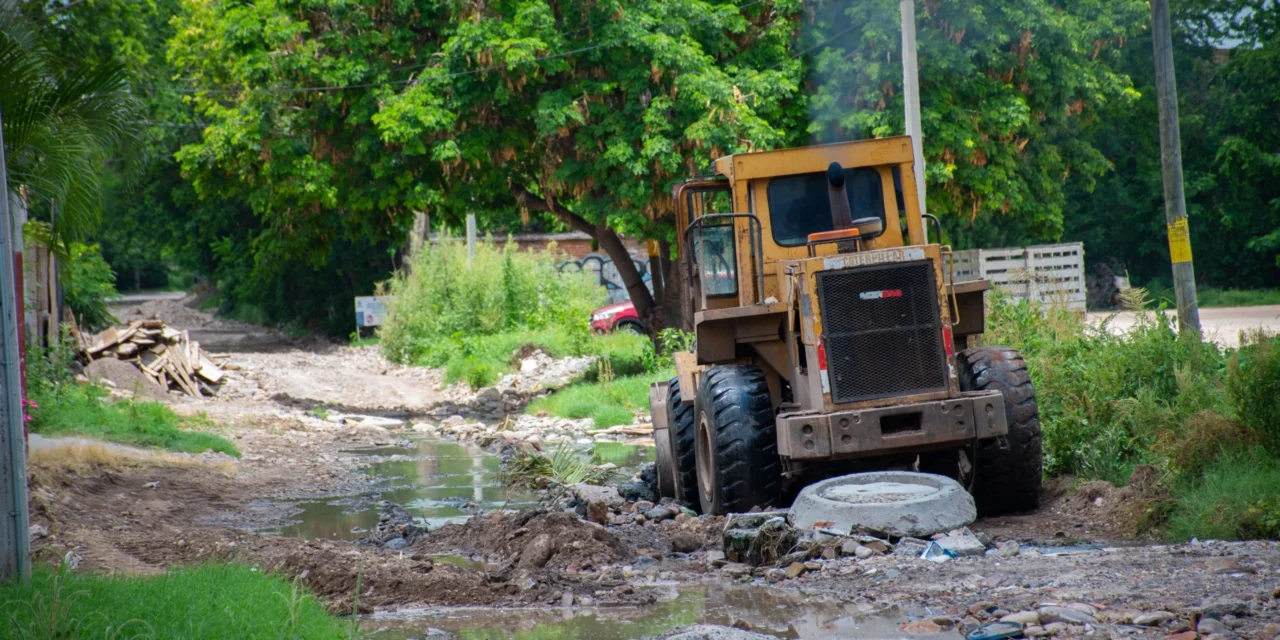 REFUERZA AYUNTAMIENTO TRABAJOS DE LIMPIEZA Y DESAZOLVE TRAS LLUVIAS EN CULIACÁN