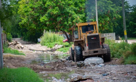 REFUERZA AYUNTAMIENTO TRABAJOS DE LIMPIEZA Y DESAZOLVE TRAS LLUVIAS EN CULIACÁN