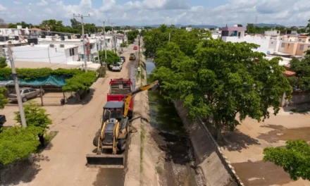 ATIENDE AYUNTAMIENTO A FAMILIAS DE LA COLONIA CENTENARIO CON TRABAJOS DE LIMPIEZA Y DESAZOLVE