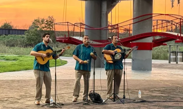 EL TRÍO AZTECA CULIACÁN “ILUMINA” EL PARQUE ACUÁTICO CON SU MAGIA MUSICAL