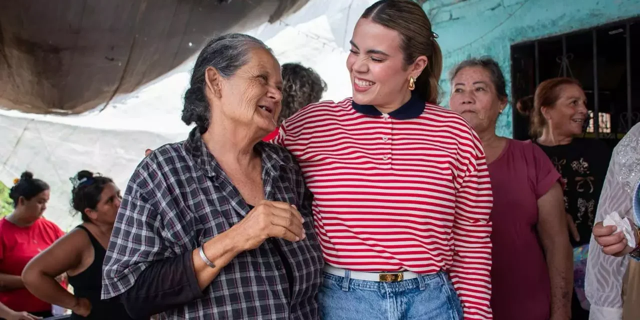 ANA MIRIAM RAMOS ENTREGA RECURSOS POR 72 MIL PESOS AL GRUPO DE MUJERES UNIDAS DE OSO VIEJO, EN LA SINDICATURA DE QUILÁ