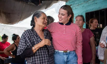 ANA MIRIAM RAMOS ENTREGA RECURSOS POR 72 MIL PESOS AL GRUPO DE MUJERES UNIDAS DE OSO VIEJO, EN LA SINDICATURA DE QUILÁ