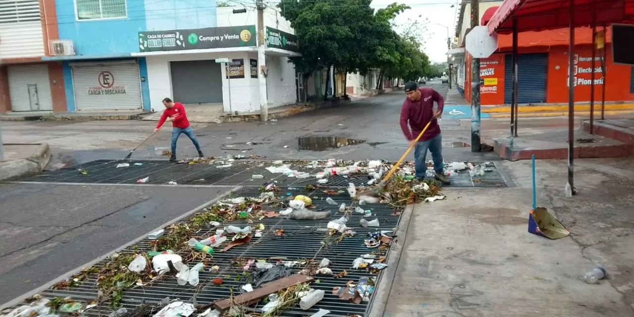 INSPECCIONAN 800 REJILLAS Y RETIRAN MÁS DE 1.5 TONELADAS DE BASURA TRAS LAS LLUVIAS EN CULIACÁN