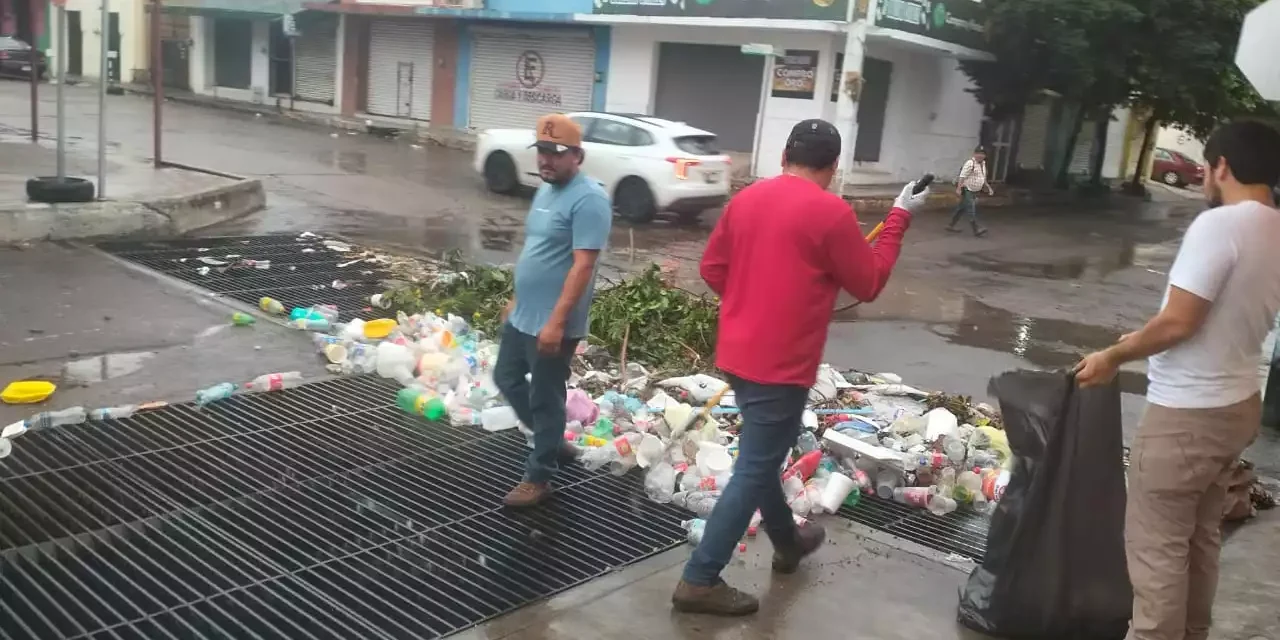 RETIRAN 900 KILOS DE BASURA DE REJILLAS PLUVIALES TRAS LAS LLUVIAS EN CULIACÁN