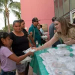 A TRAVÉS DE ALAJIBUA, ANA MIRIAM RAMOS ACOMPAÑA CON UNA CENA A FAMILIAS QUE ESPERAN A SUS PACIENTES EN EL HOSPITAL PEDIÁTRICO