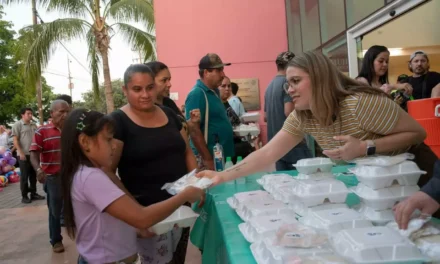 A TRAVÉS DE ALAJIBUA, ANA MIRIAM RAMOS ACOMPAÑA CON UNA CENA A FAMILIAS QUE ESPERAN A SUS PACIENTES EN EL HOSPITAL PEDIÁTRICO