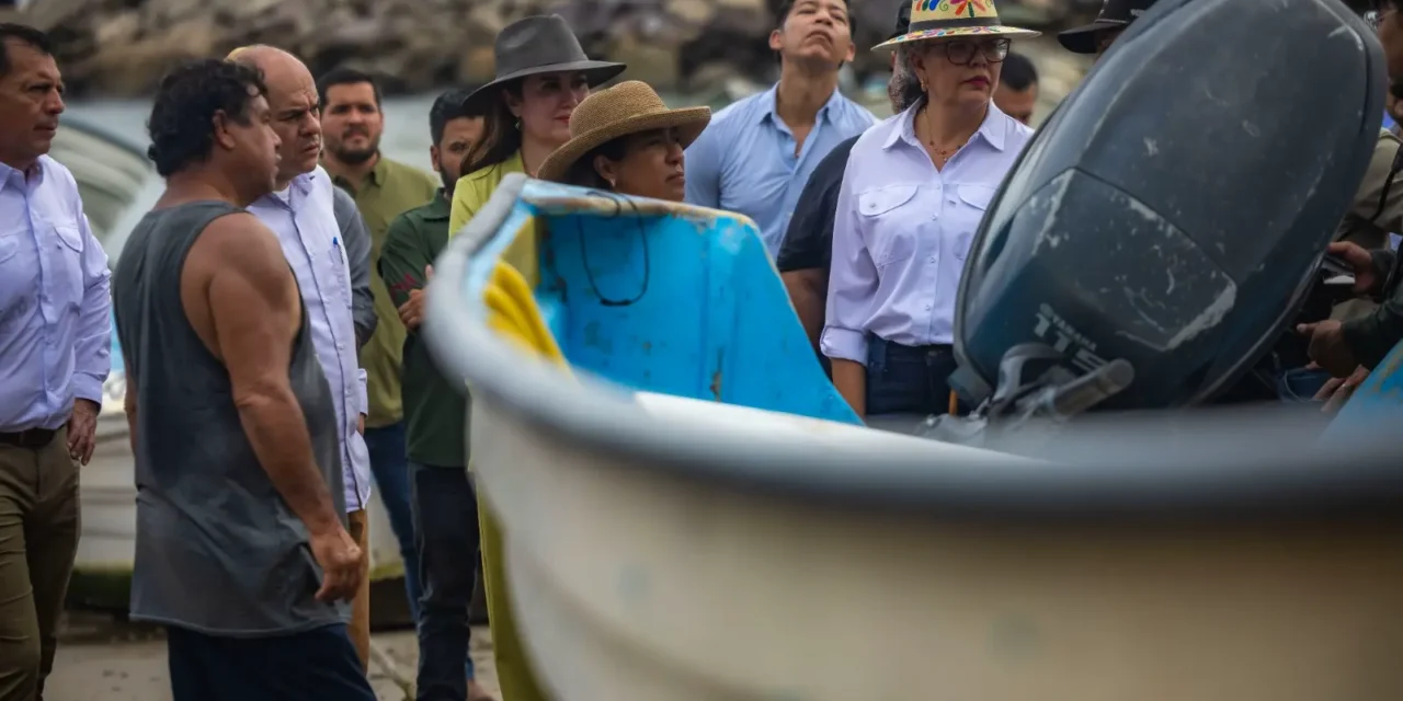 GOBERNADORA GRACIELA DOMÍNGUEZ Y SECRETARIA DE SADER, COLUMBA LÓPEZ, SOSTIENEN DIÁLOGO CON PESCADORES RIBEREÑOS EN PLAYA SUR