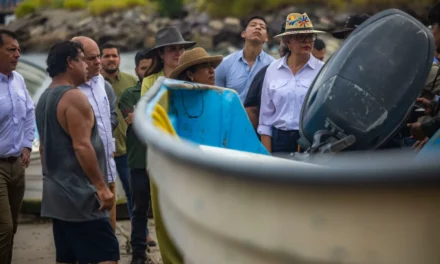 GOBERNADORA GRACIELA DOMÍNGUEZ Y SECRETARIA DE SADER, COLUMBA LÓPEZ, SOSTIENEN DIÁLOGO CON PESCADORES RIBEREÑOS EN PLAYA SUR