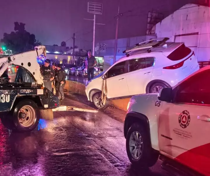 LLUVIAS DEJAN TRES VEHÍCULOS VARADOS Y OBLIGAN A REFORZAR RECORRIDOS PREVENTIVOS EN CULIACÁN