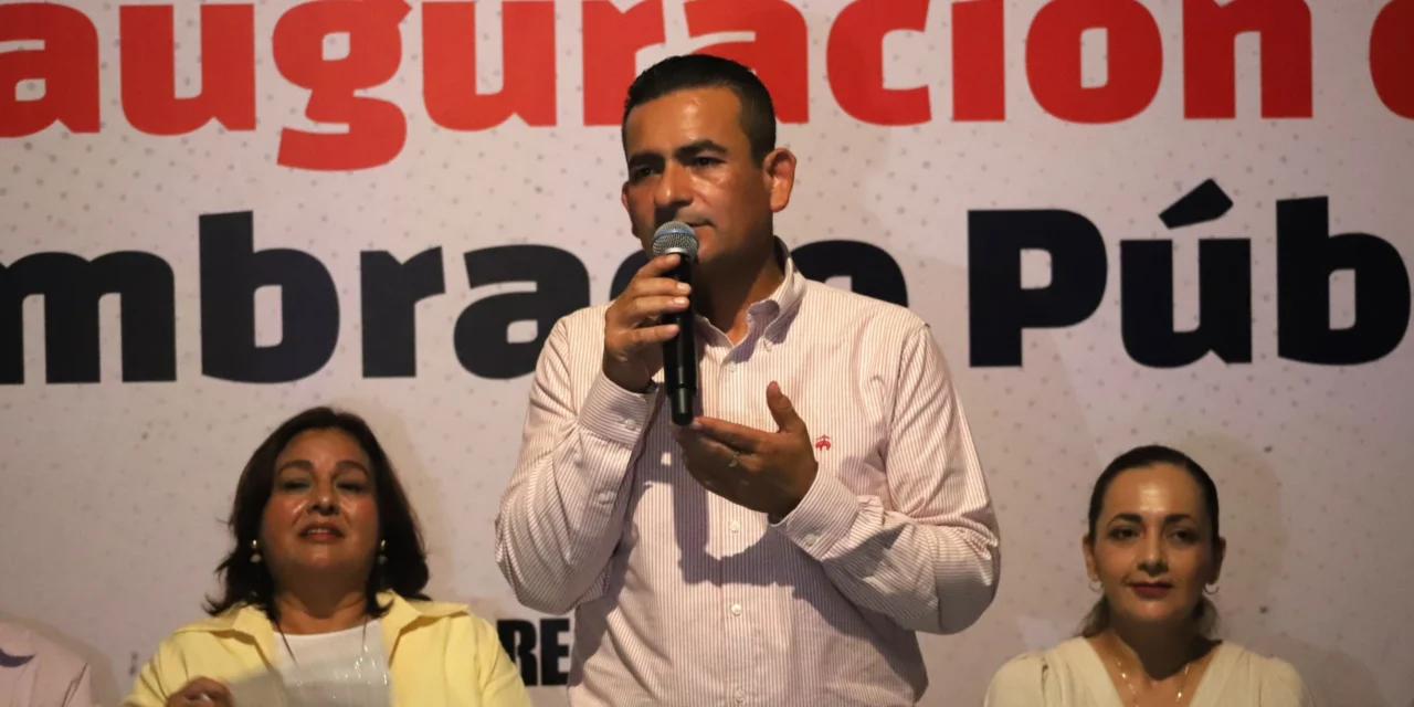 ENTREGA ALCALDE, DR. JORGE BOJÓRQUEZ NUEVO ALUMBRADO PÚBLICO EN LA COLONIA POPULAR