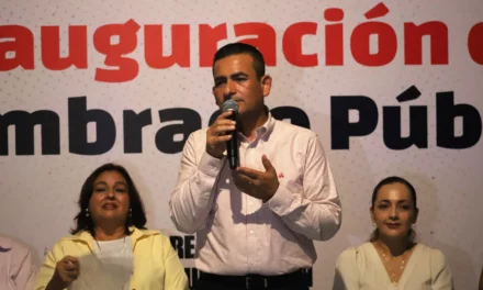 ENTREGA ALCALDE, DR. JORGE BOJÓRQUEZ NUEVO ALUMBRADO PÚBLICO EN LA COLONIA POPULAR