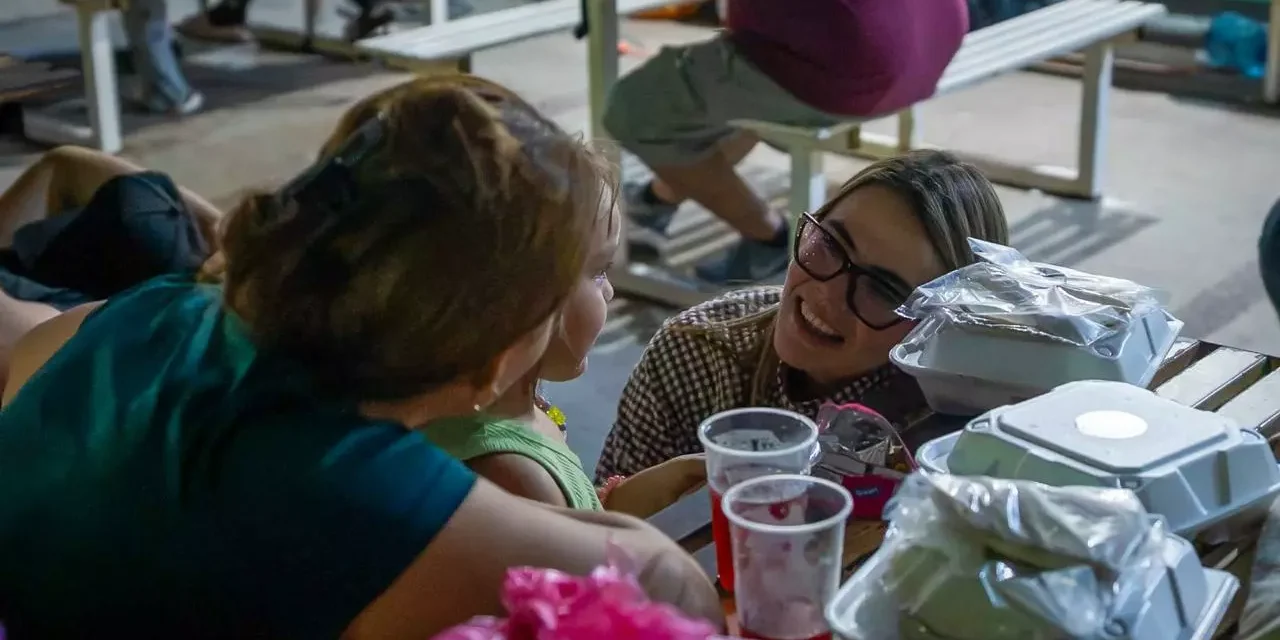 ALAJIBUA DE DIF CULIACÁN LLEGA AL HOSPITAL DE LA MUJER CON CENA CALIENTITA, ESCUCHA Y ACOMPAÑAMIENTO A LAS FAMILIAS