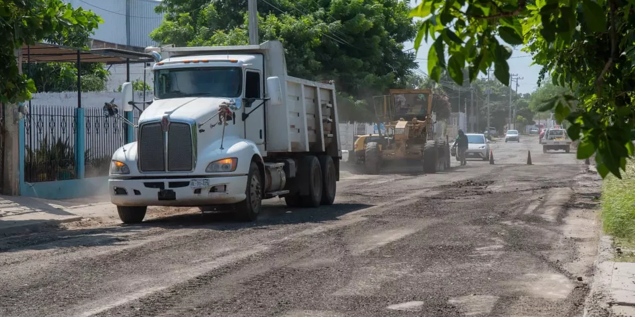 AVANZA REENCARPETADO EN LA COLONIA EL PALMITO; PREPARAN MÁS DE 500 METROS DE VIALIDAD