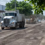 AVANZA REENCARPETADO EN LA COLONIA EL PALMITO; PREPARAN MÁS DE 500 METROS DE VIALIDAD