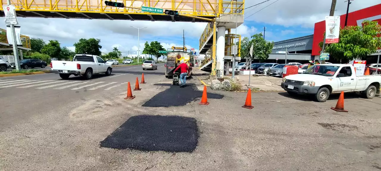 AYUNTAMIENTO MANTIENE TRABAJOS PERMANENTES DE BACHEO Y REHABILITACIÓN VIAL