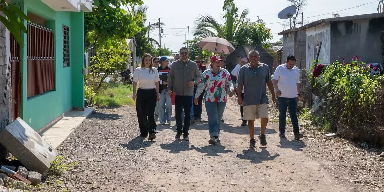 ENTREGAN APOYOS ECONÓMICOS A FAMILIAS AFECTADAS POR EL MAR DE FONDO EN COSPITA