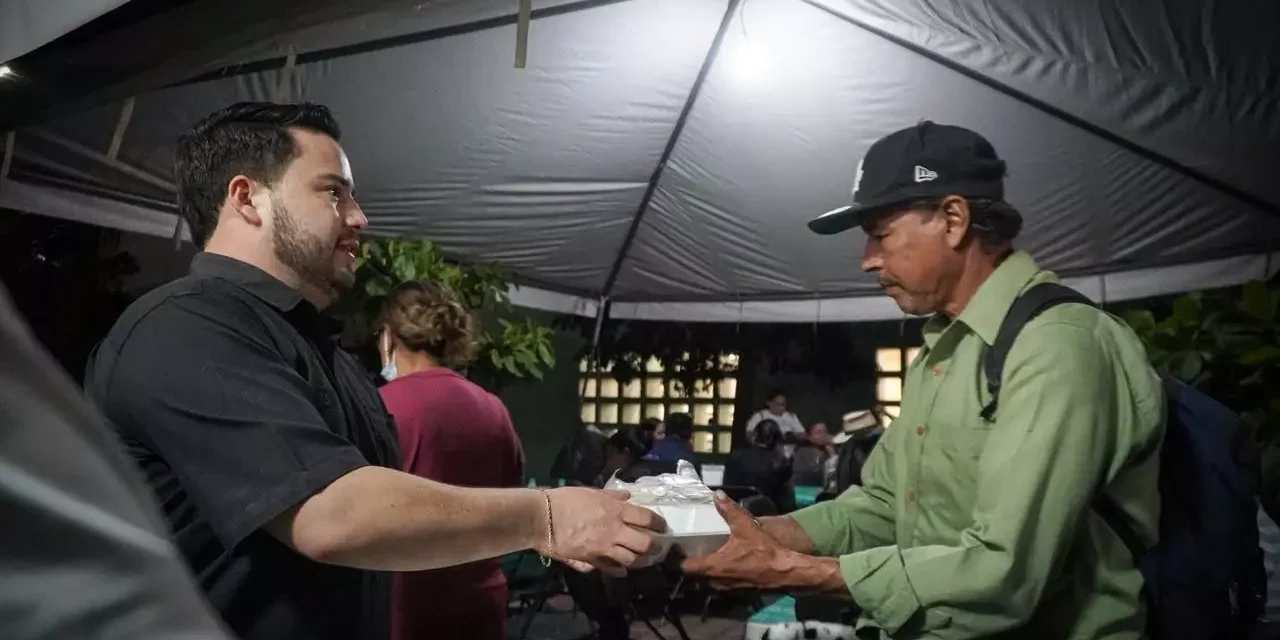 ENTREGA DIF CULIACÁN 300 PLATILLOS DE ALIMENTO CALIENTE A FAMILIARES DE PACIENTES INTERNADOS EN EL HGC
