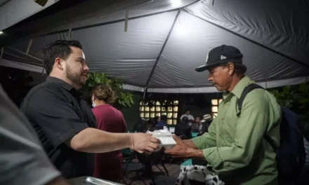 ENTREGA DIF CULIACÁN 300 PLATILLOS DE ALIMENTO CALIENTE A FAMILIARES DE PACIENTES INTERNADOS EN EL HGC