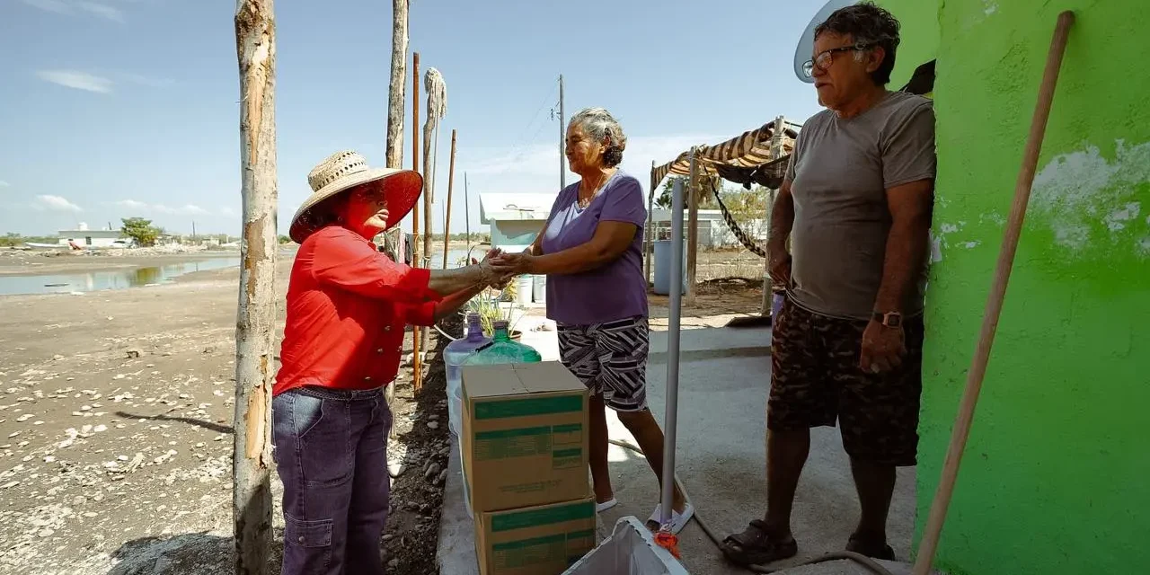 LLEVA APOYOS DIF SINALOA A FAMILIAS AFECTADAS POR LA MAREA ALTA EN COMUNIDADES DE GUASAVE