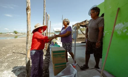 LLEVA APOYOS DIF SINALOA A FAMILIAS AFECTADAS POR LA MAREA ALTA EN COMUNIDADES DE GUASAVE